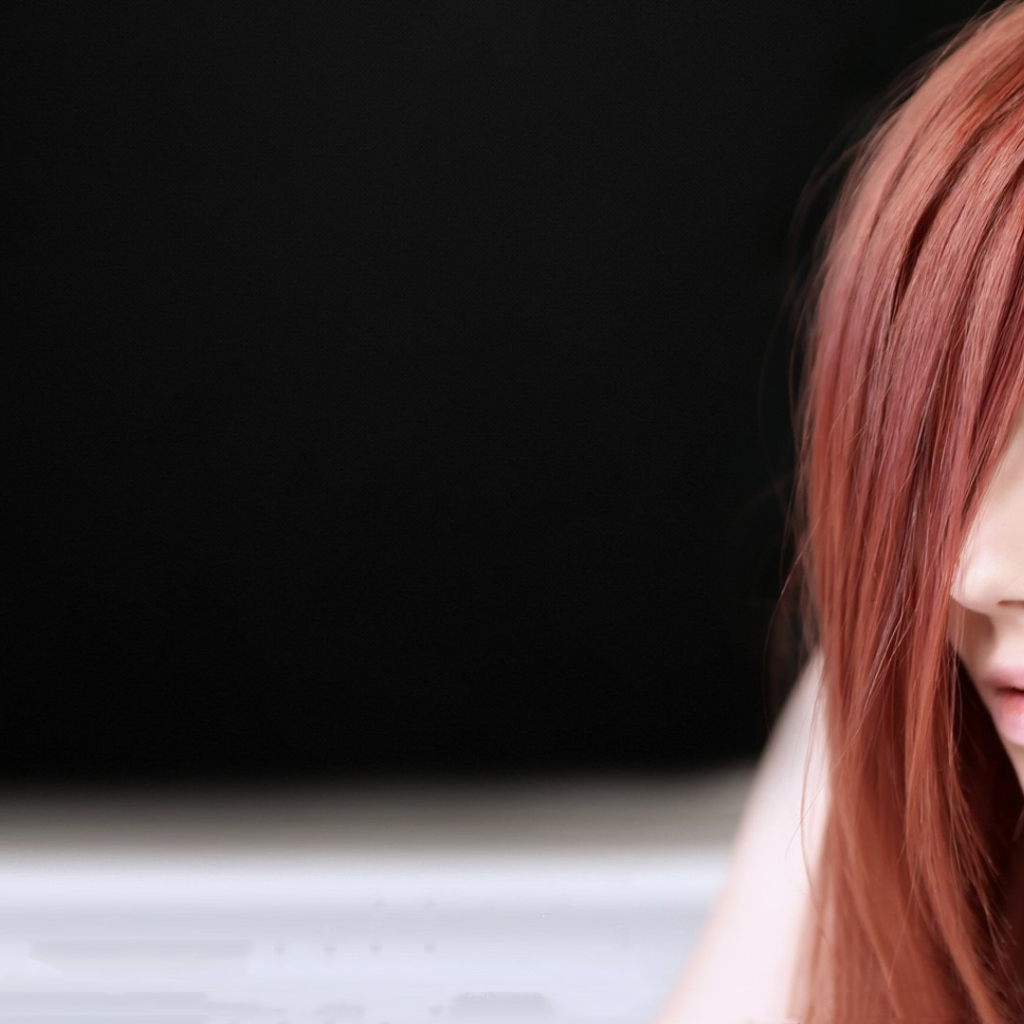 Ariel Piper Fawn на темном фоне