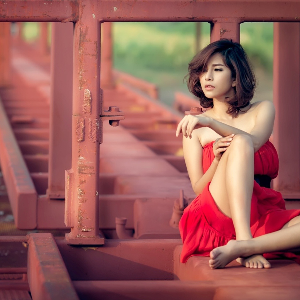 Азиатка брюнетка в красном платье