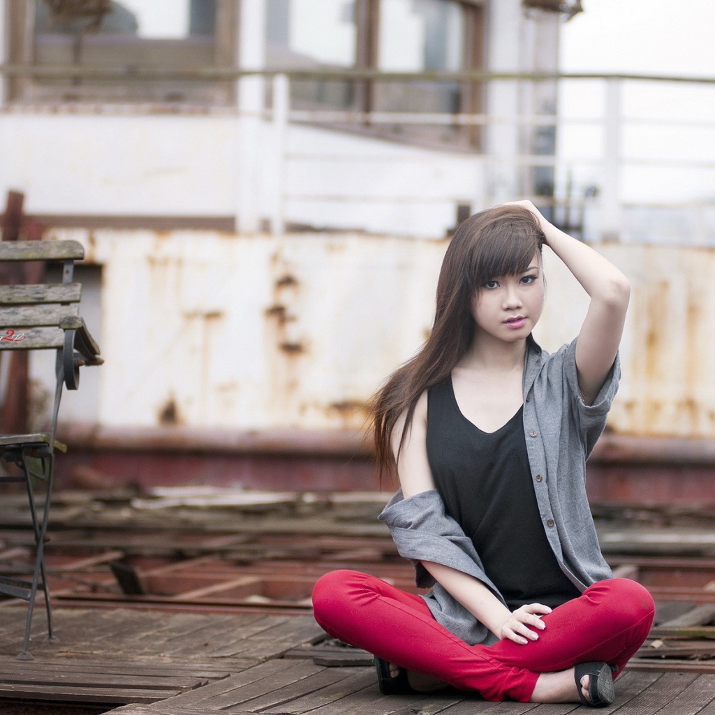 Азиатская девушка в черной майке и розовых штанах