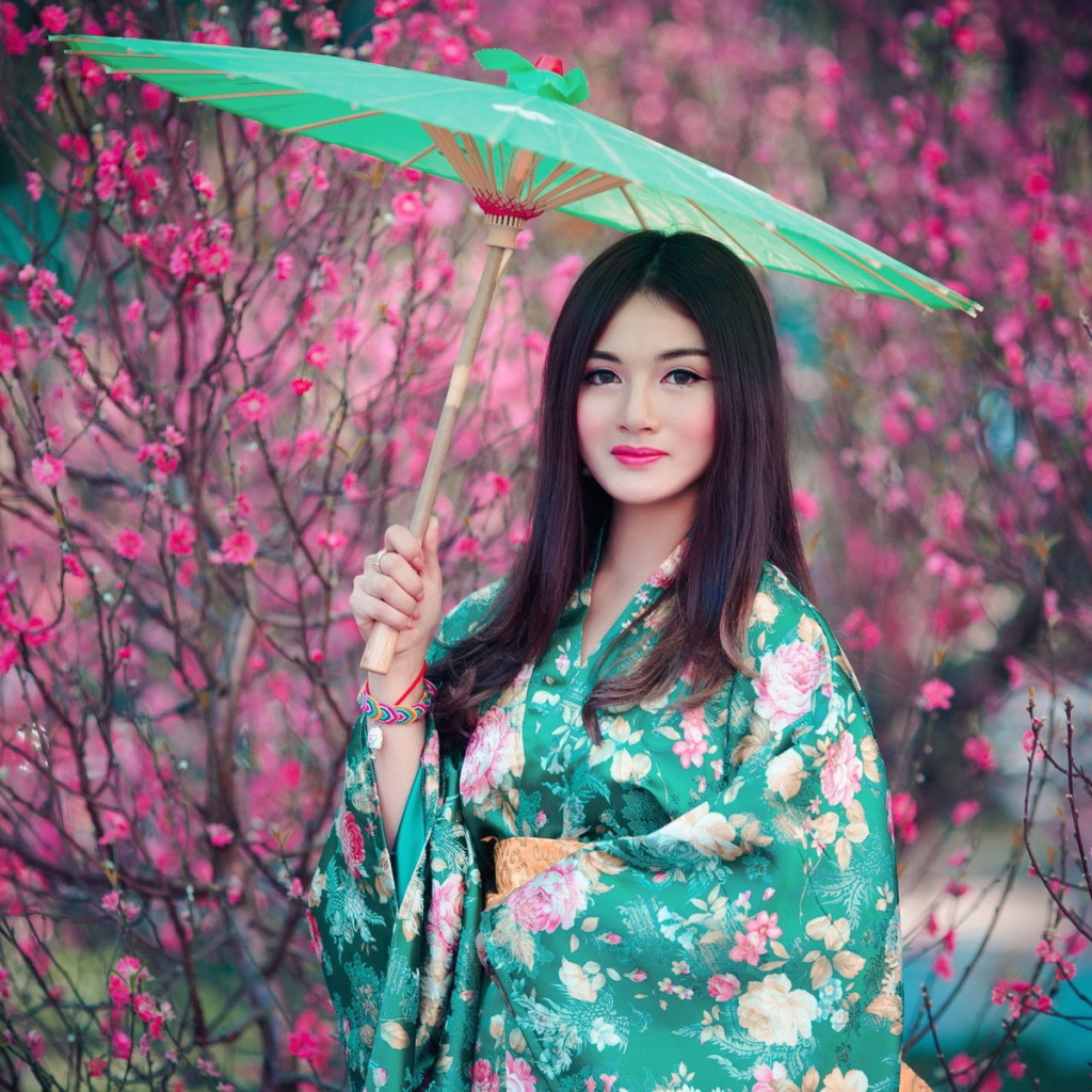 Азиатская девушка в кимоно с зеленым зонтиком