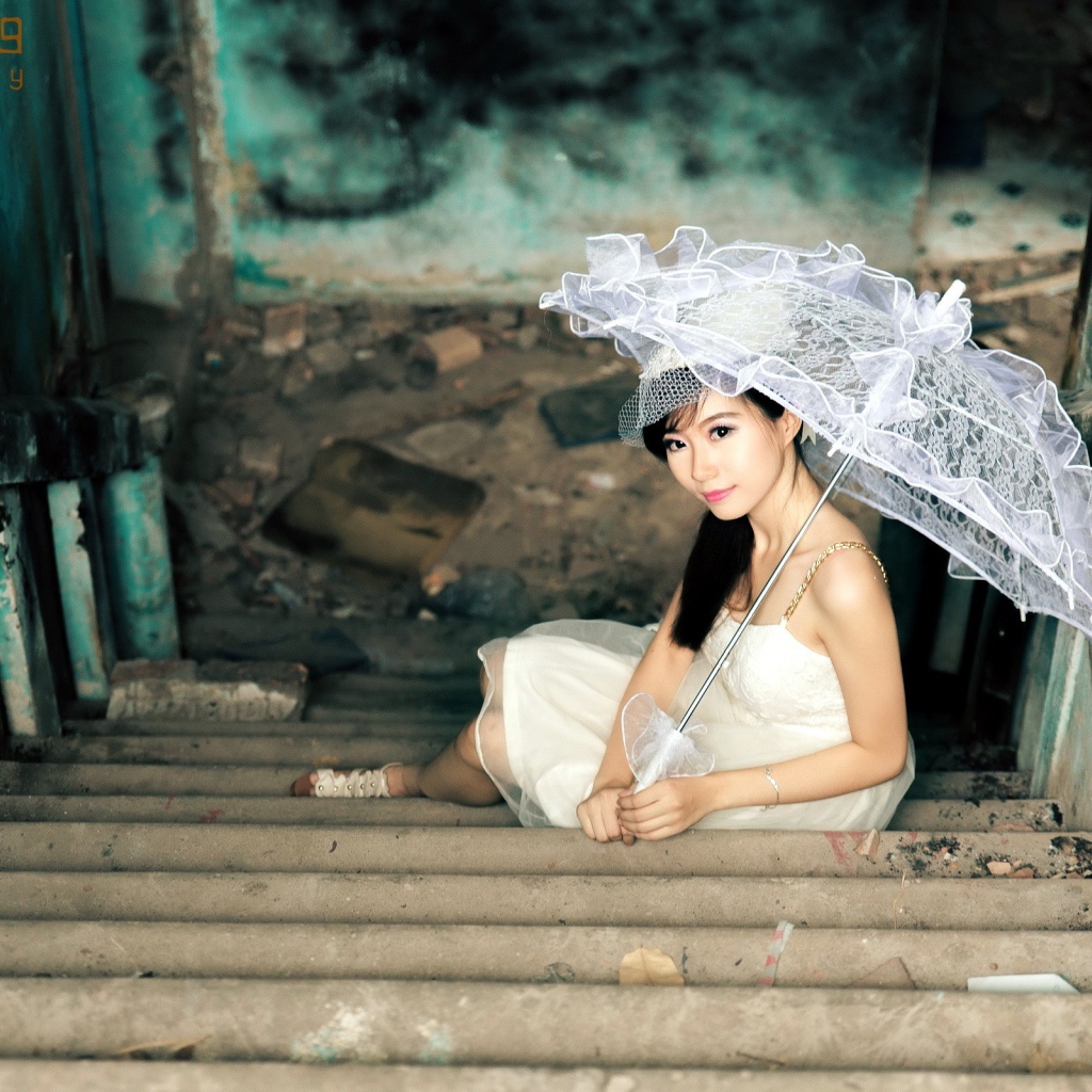 Азиатская девушка с кружевным зонтиком