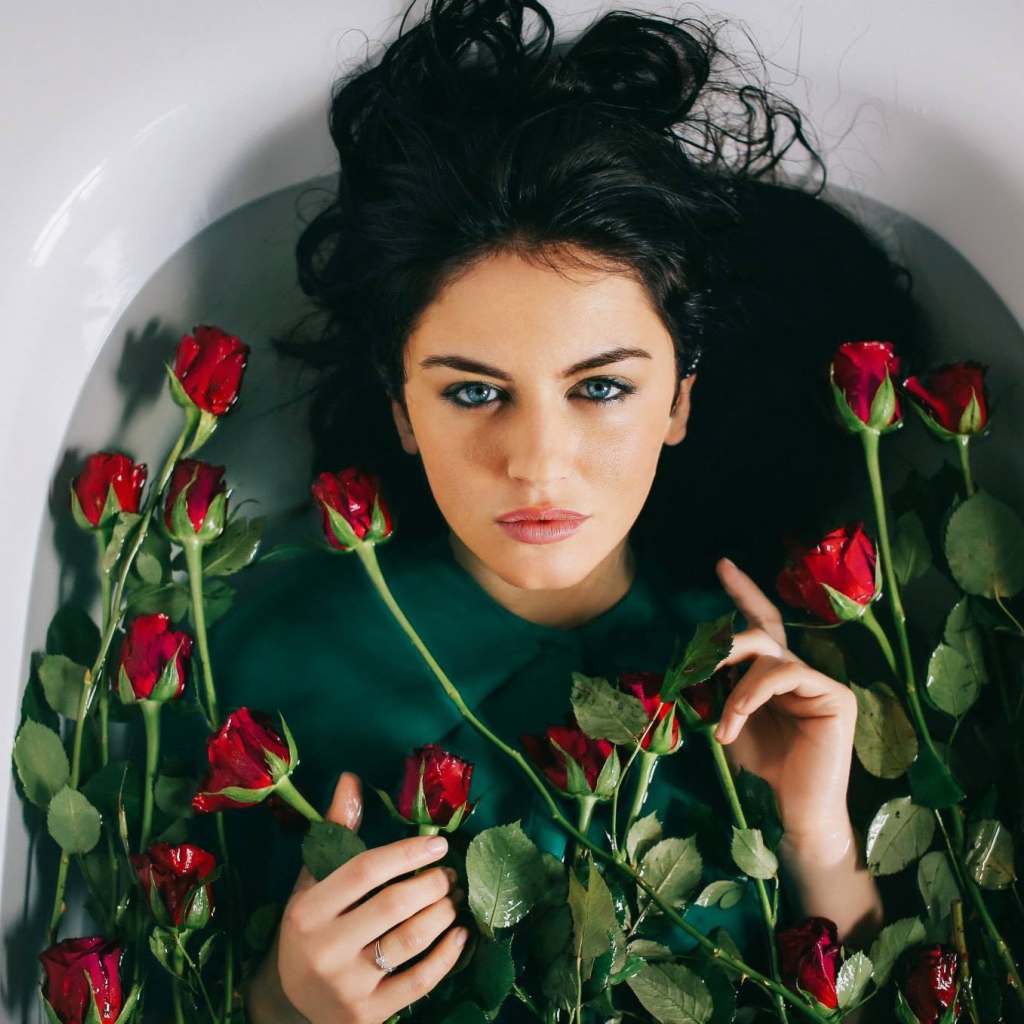 Брюнетка Aurela Skandaj в ванной среди роз