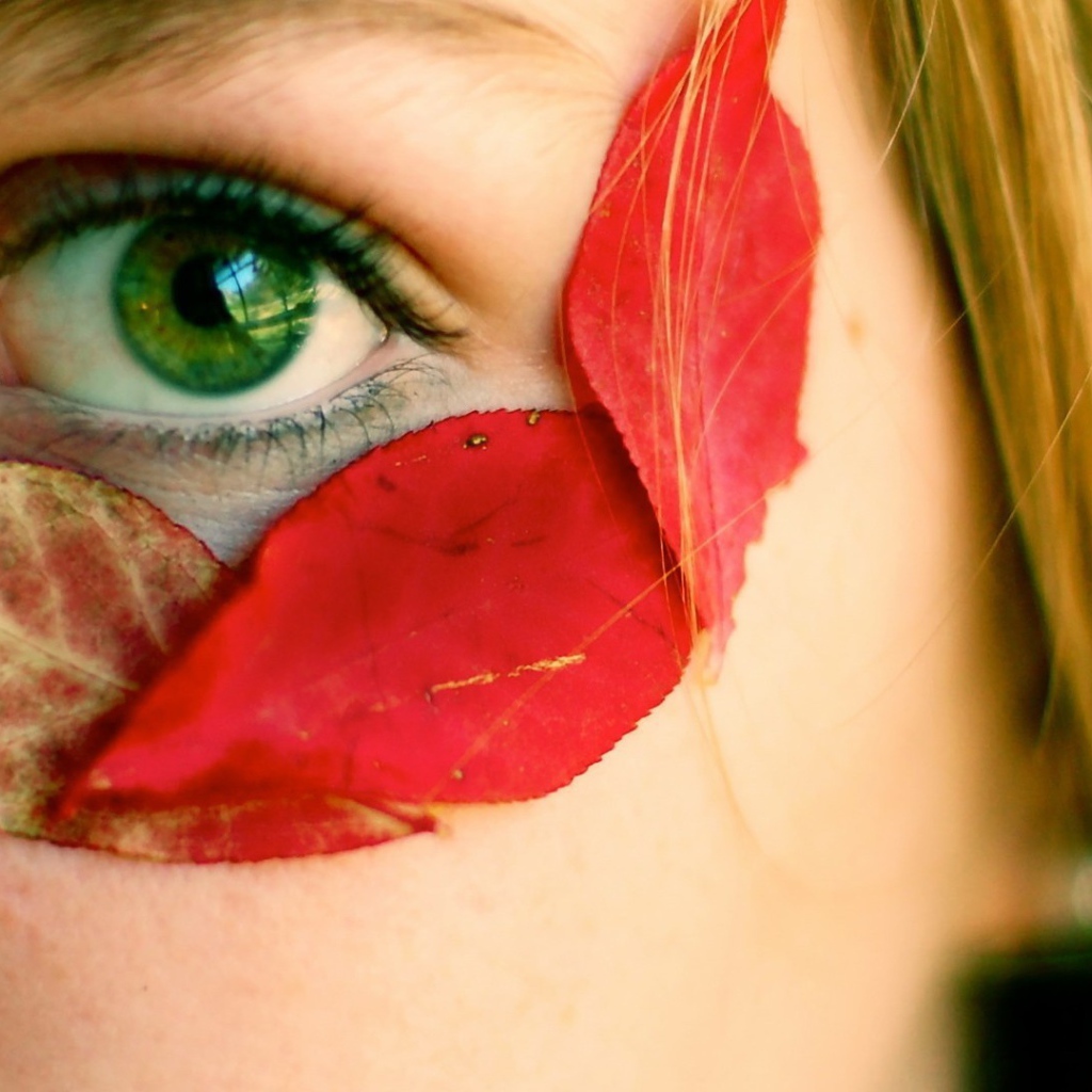 Осенние листья у глаза девушки