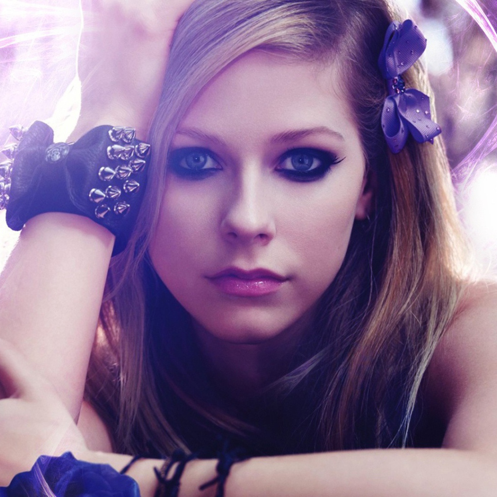 Аврил Лавин в фиолетовых тонах