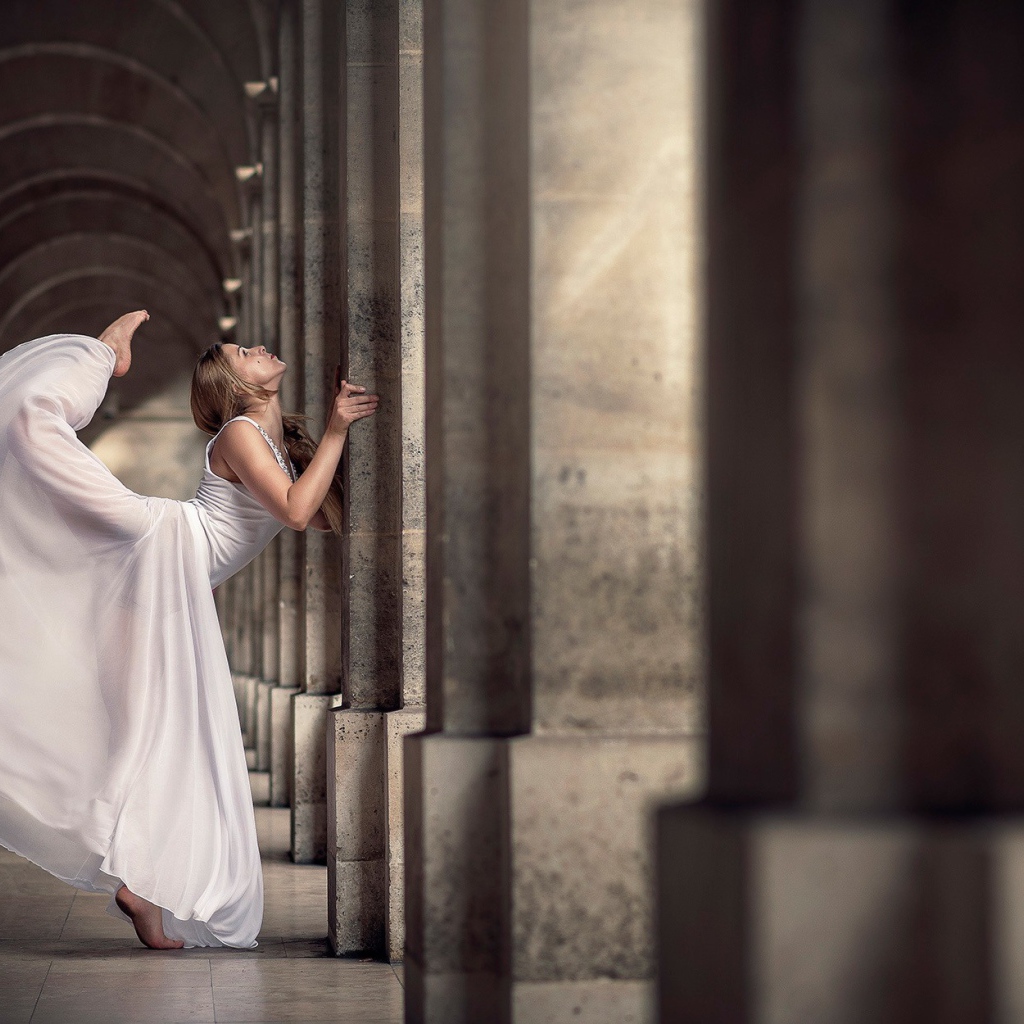 Балерина в красивом белом платье