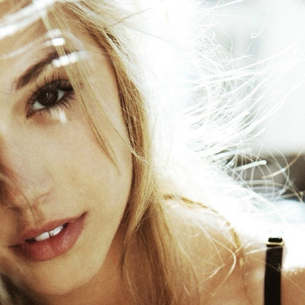 Красивая светловолосая девушка