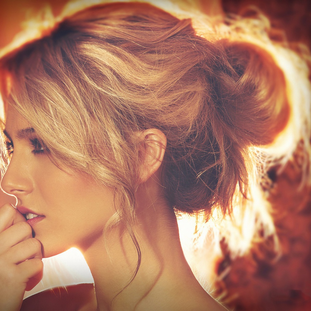 Красивая прическа у светловолосой девушки