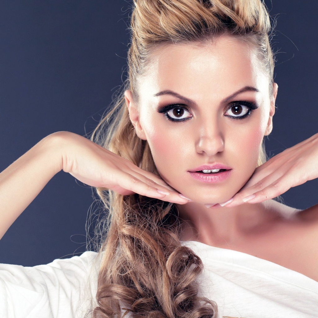 Красивая девушка Александра Стан