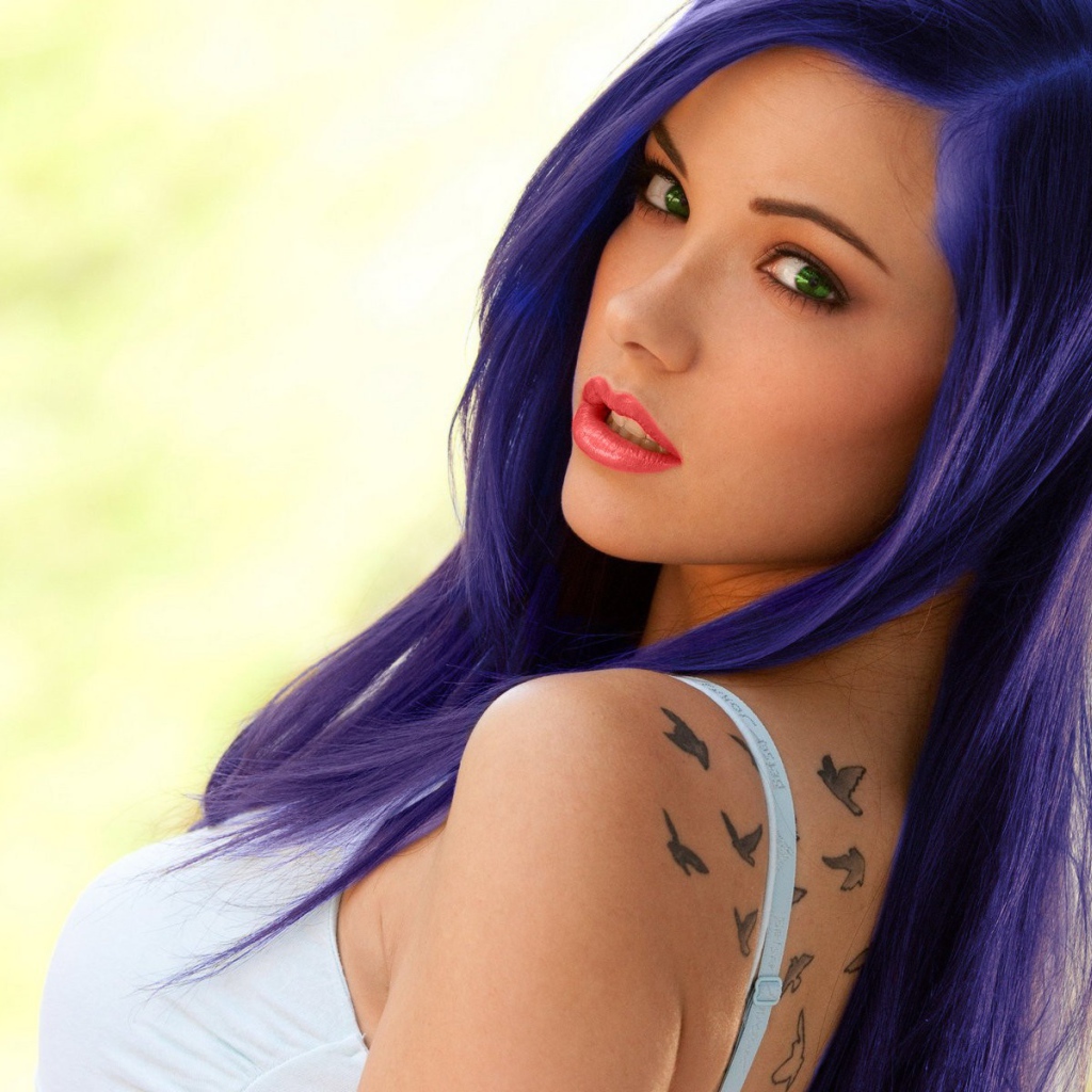 Красивая девушка с синими волосами