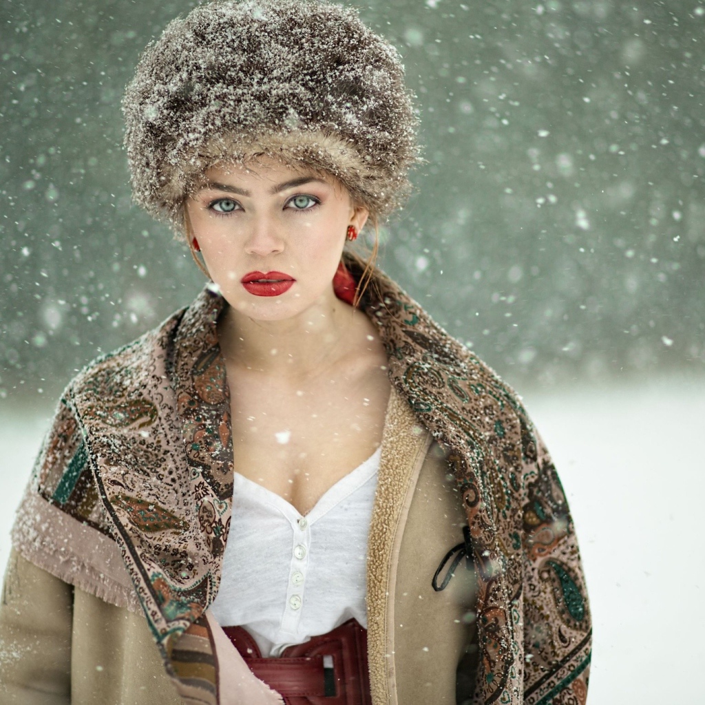 Красавица в меховой шапке