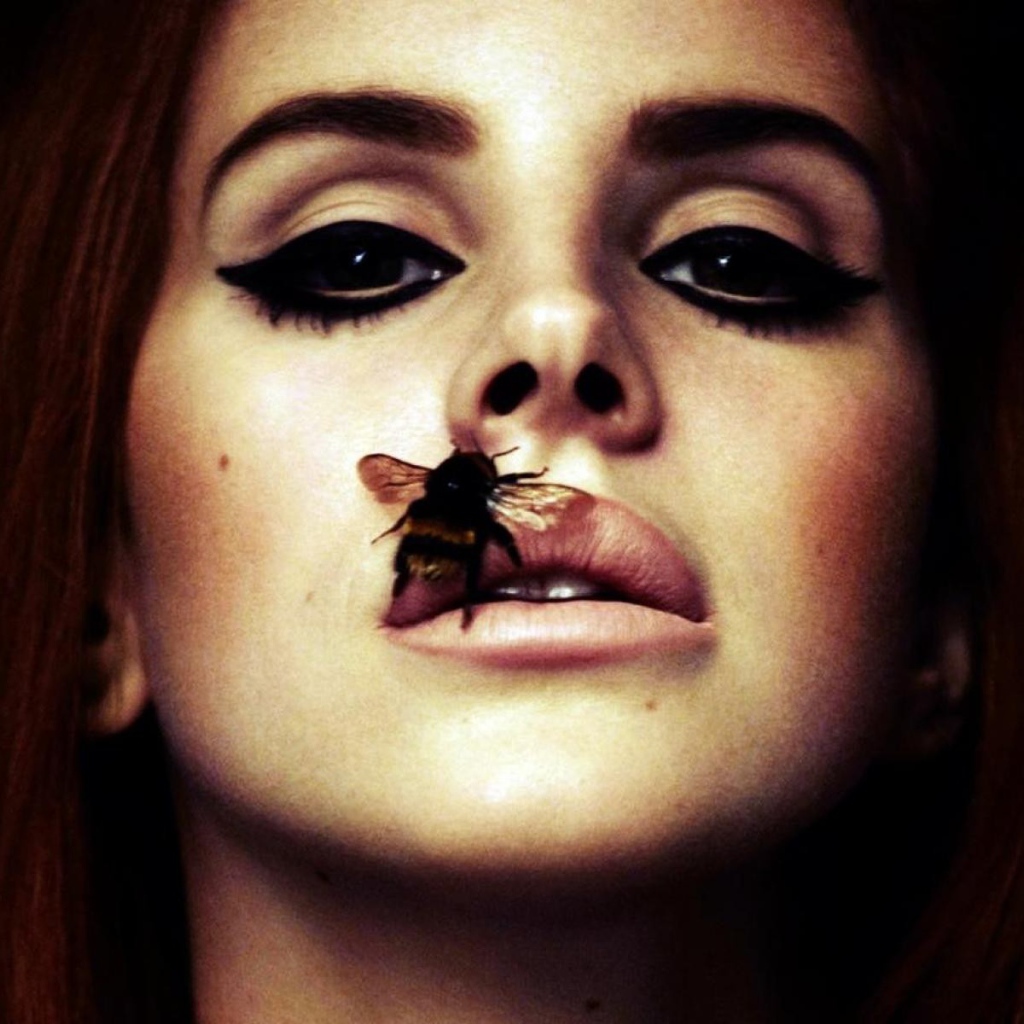 Пчела на губе у девушки