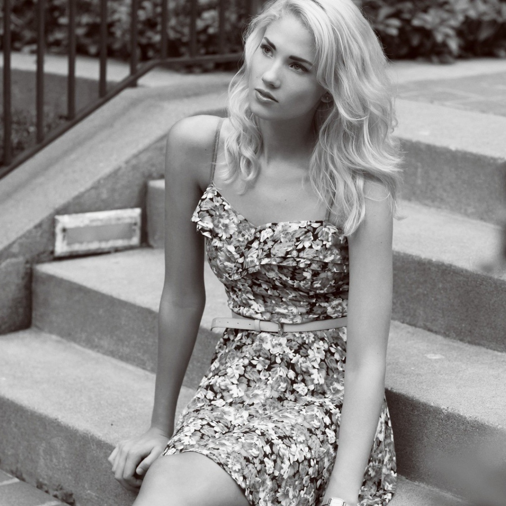 Девушка Берит Баркланд сидит на ступенях