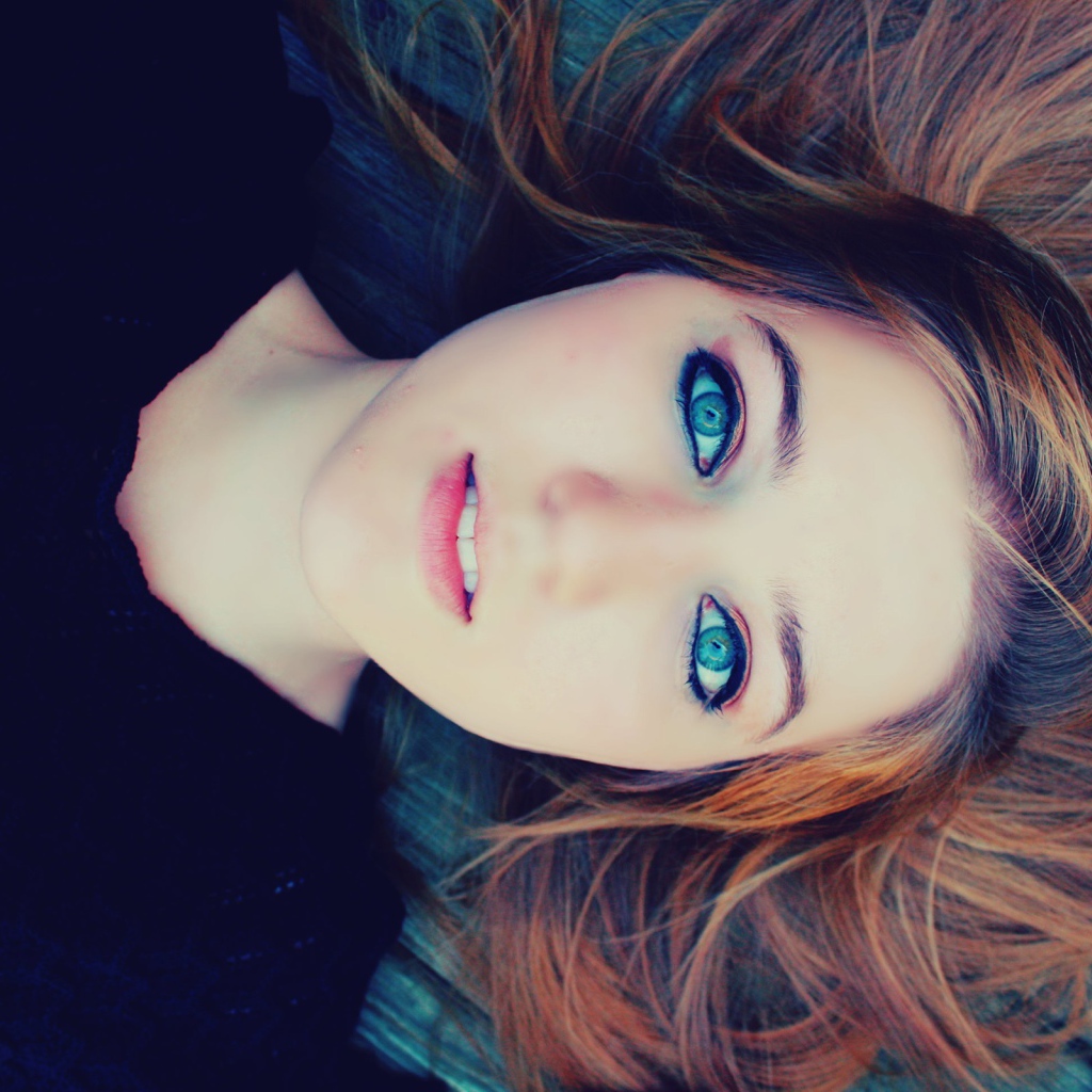 Большие голубые глаза у девушки