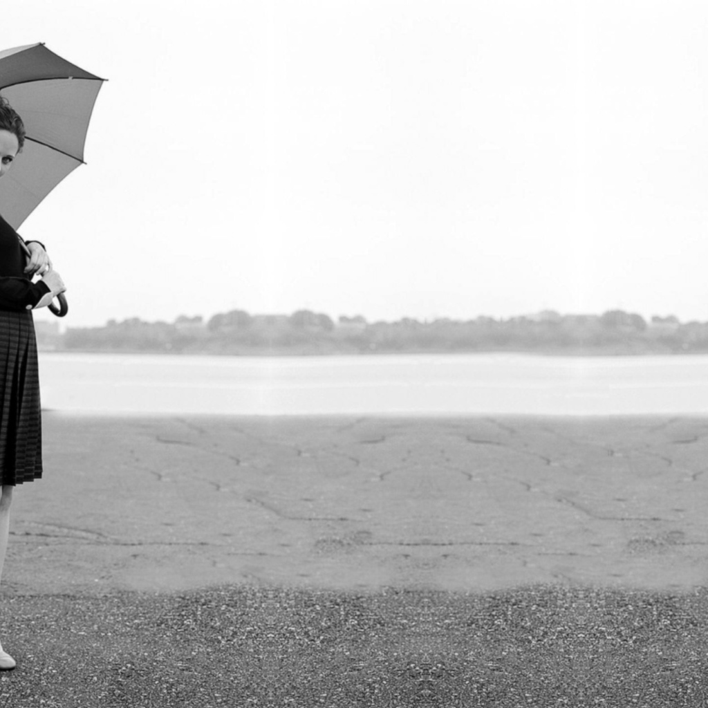 Черно-белое фото девушки с зонтом