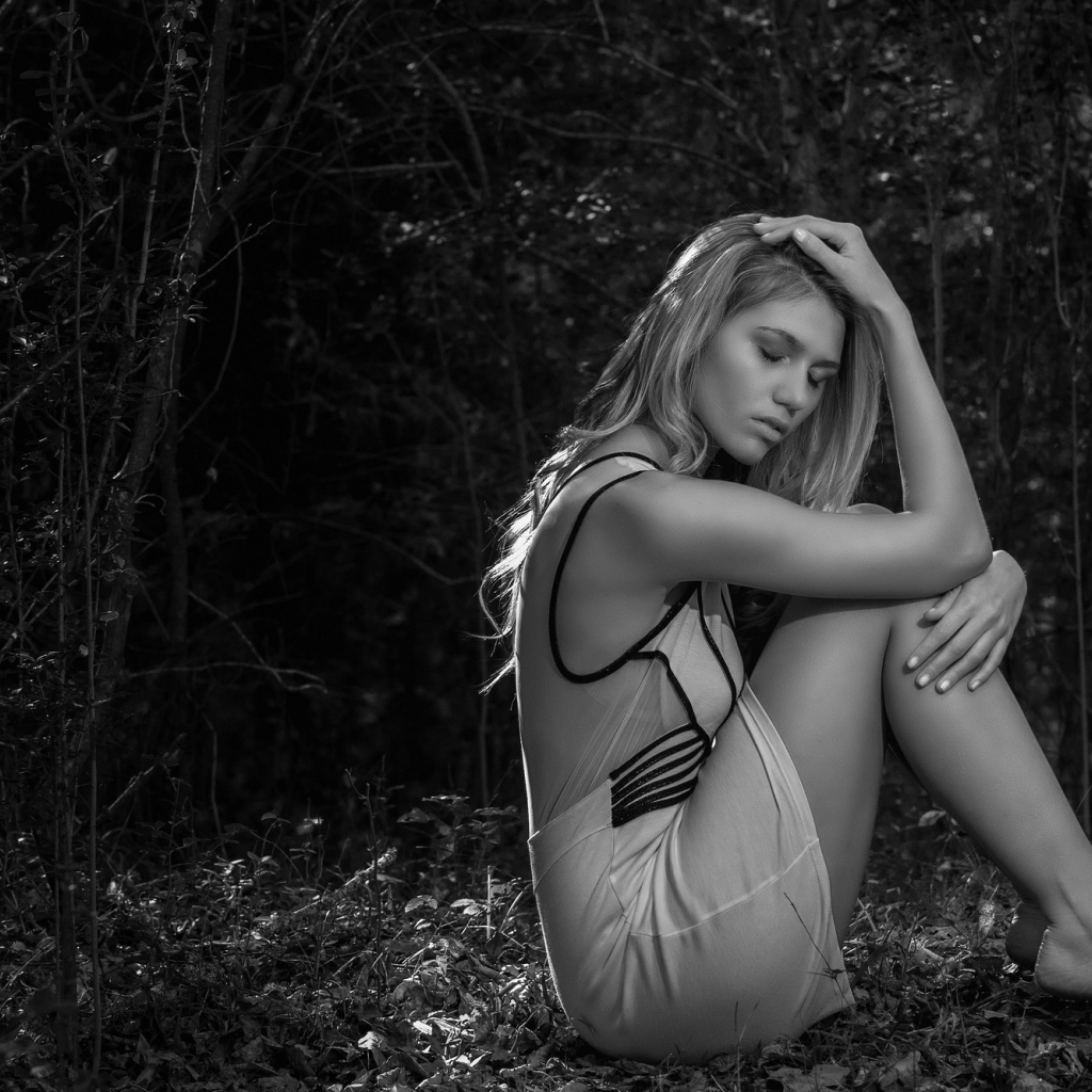 Черно белое фото девушки в лесу