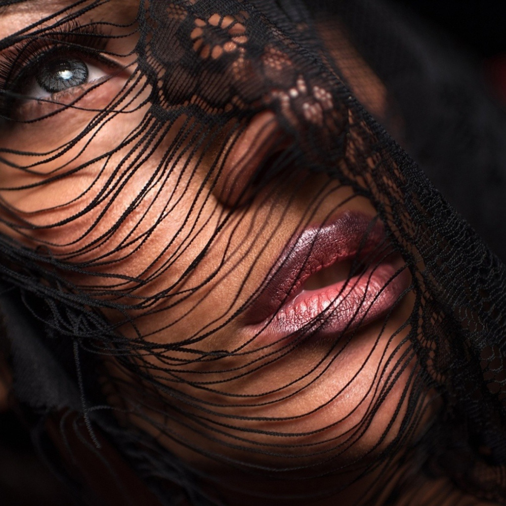 Черная кружевная ткань на лице девушки