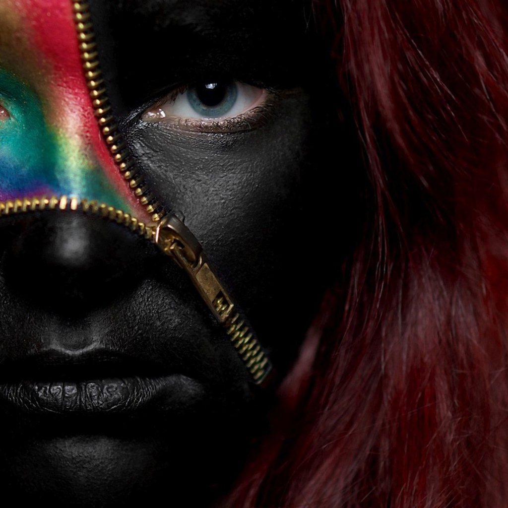 Черный грим на лице у девушки