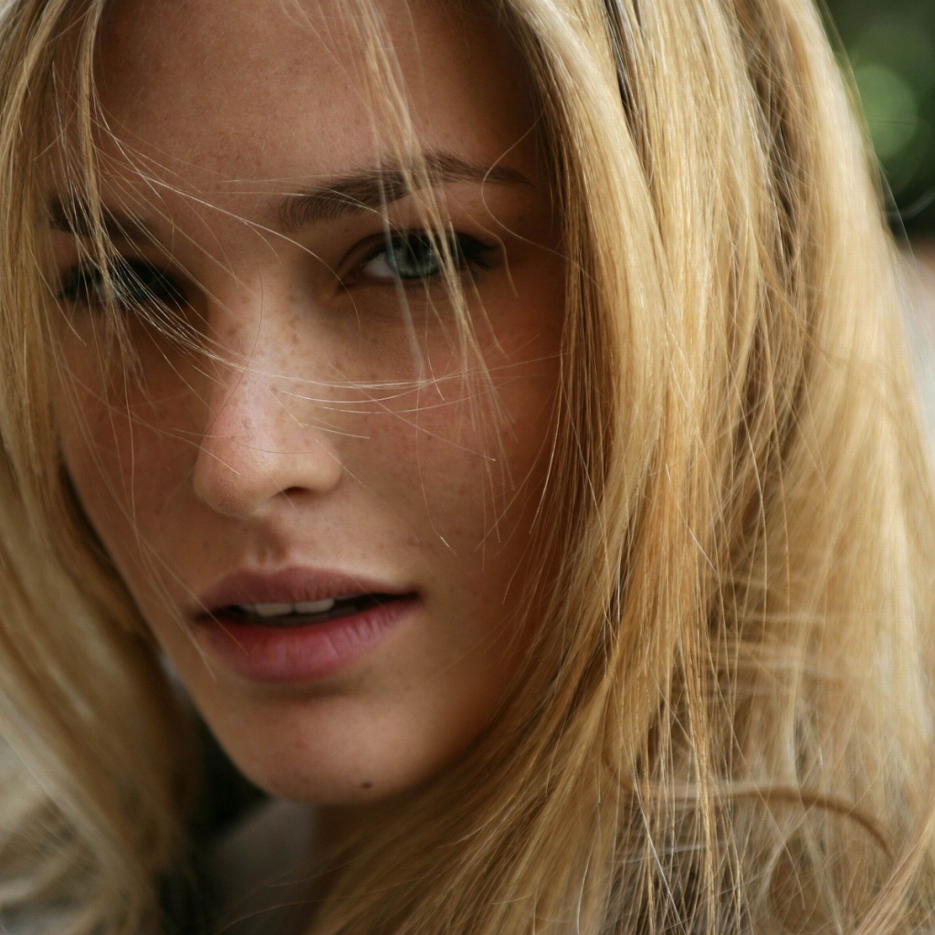 Модель блондинка Бар Рафаэли