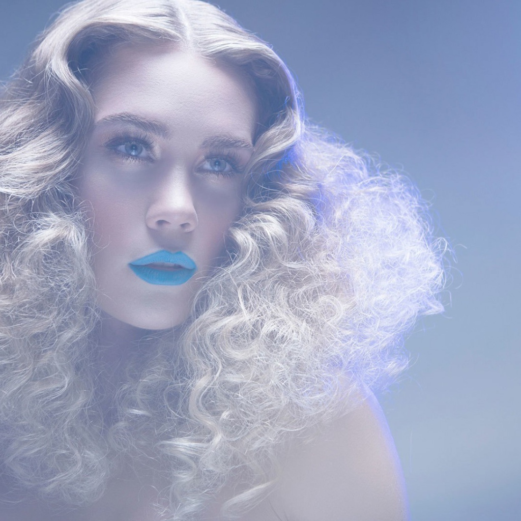 Модель блондинка с голубыми губами