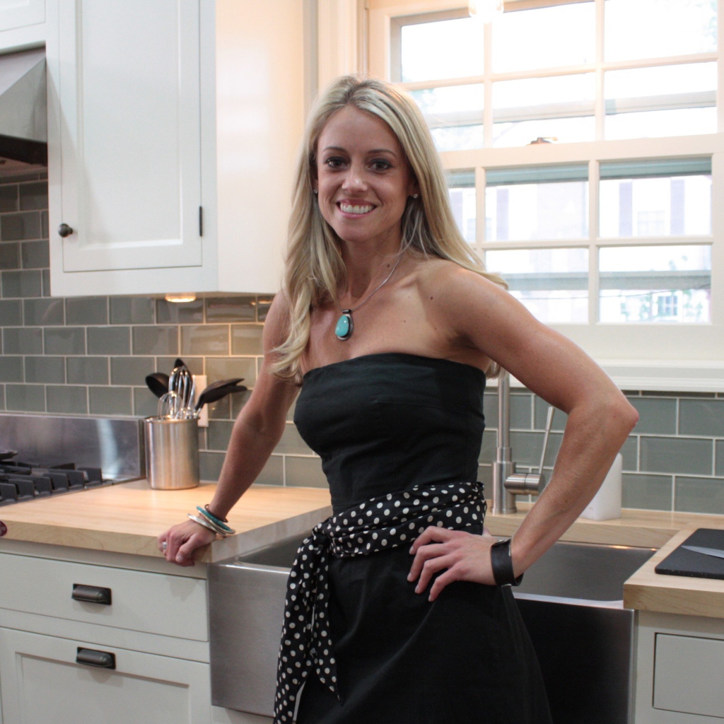 Блондинка Николь Кертис на кухне