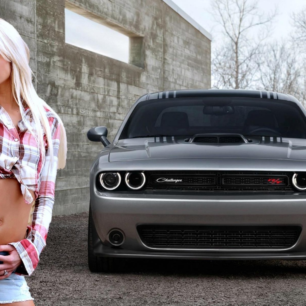 Блондинка на фоне серого Dodge Challenger