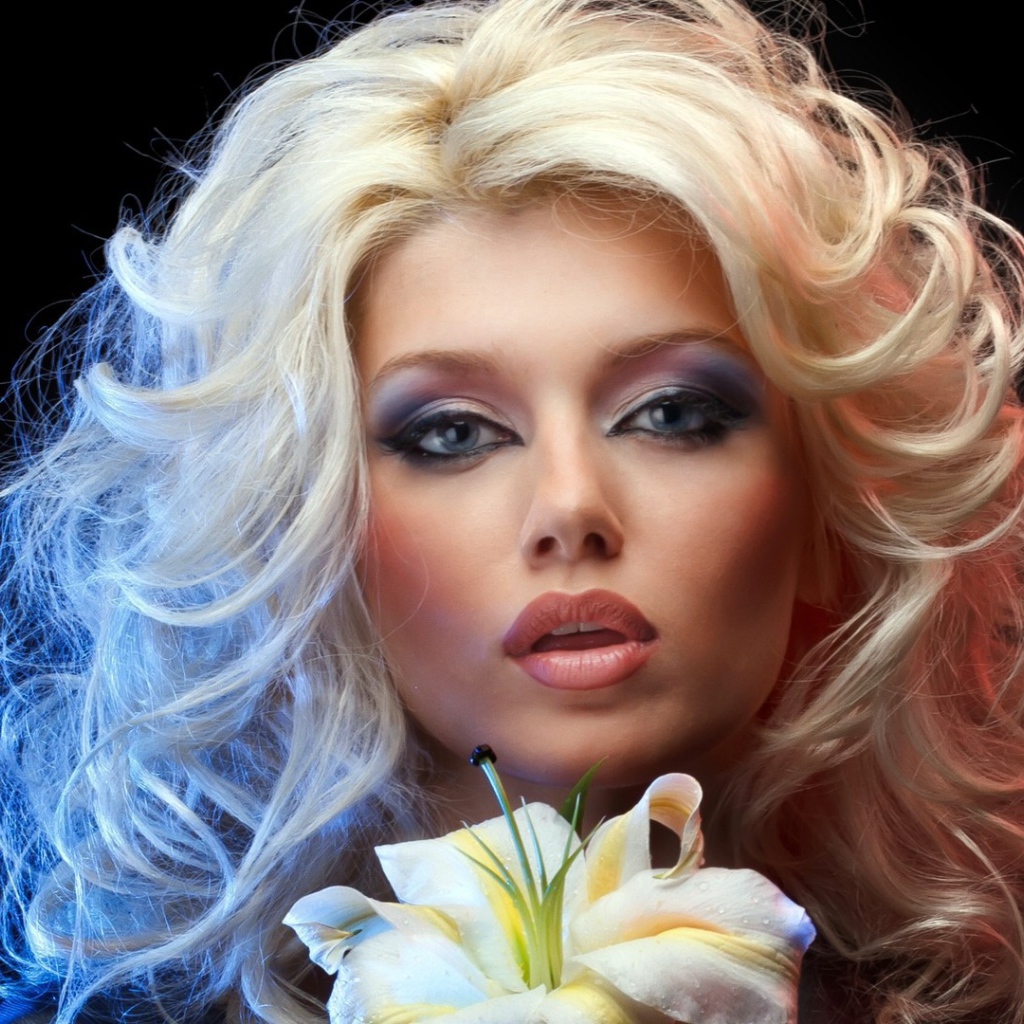 Блондинка с лилией в руках