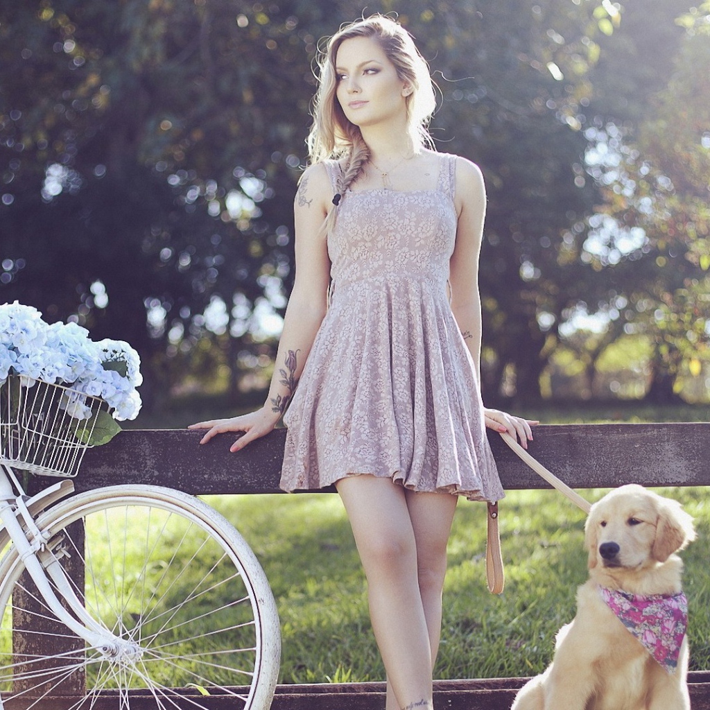 Блондинка с тату на руке выгуливает собаку