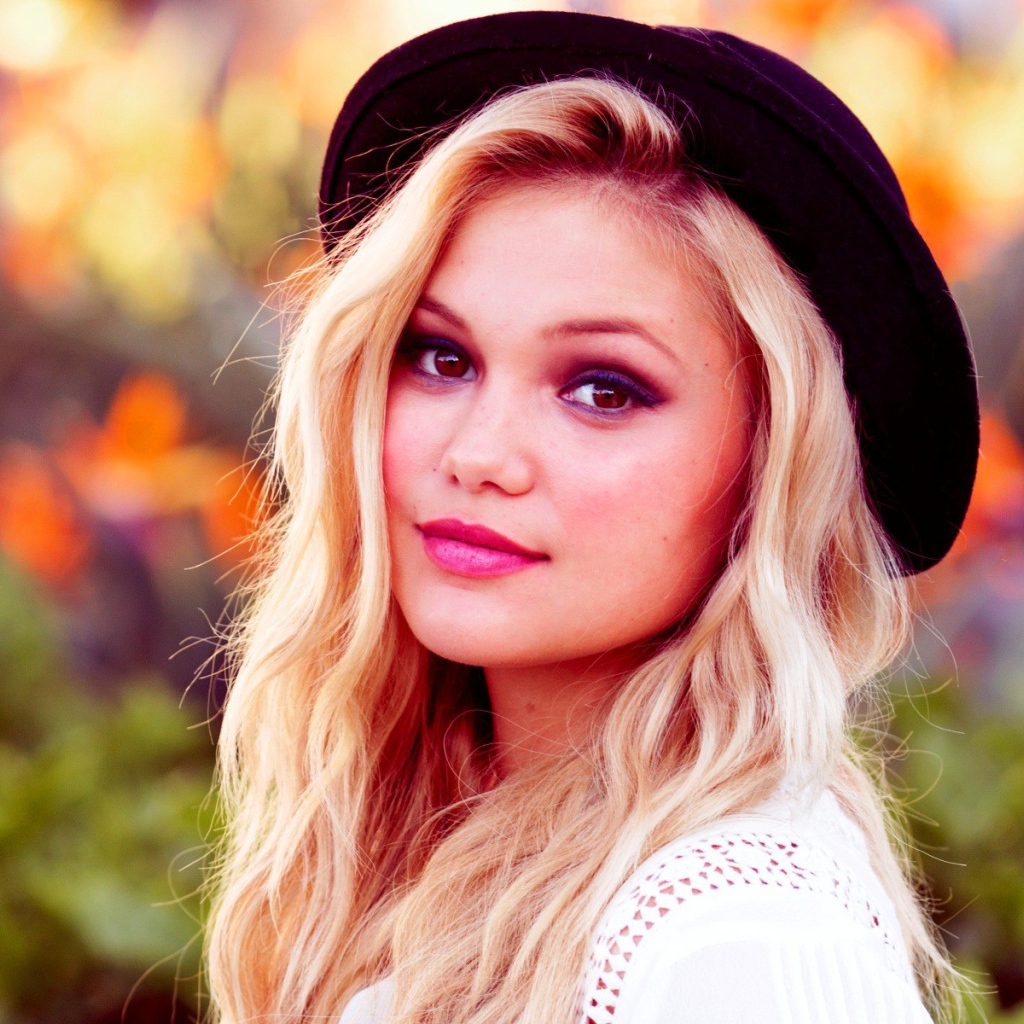 Блондинка в черной шляпе Оливия Холт