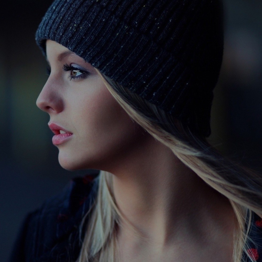 Блондинка в черной вязанной шапке
