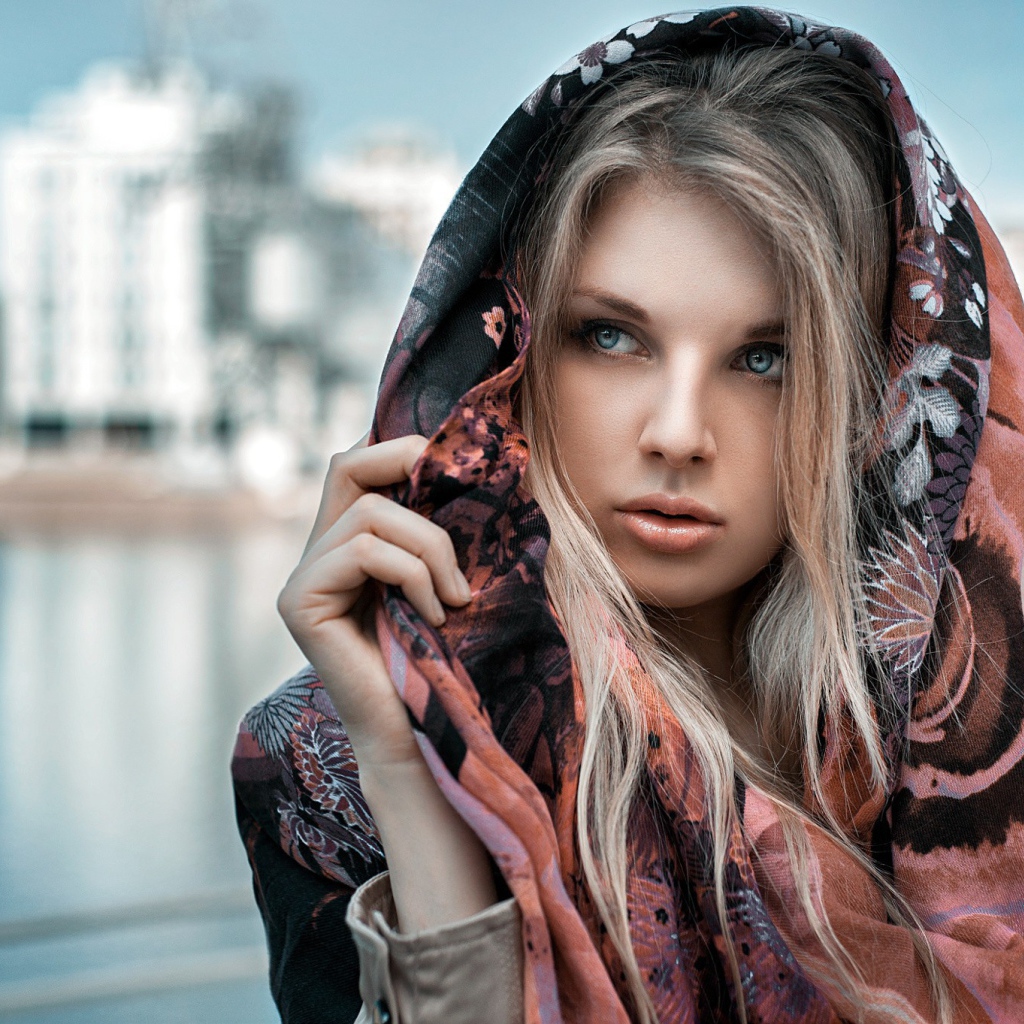 Блондинка в накидке на фоне городского пруда