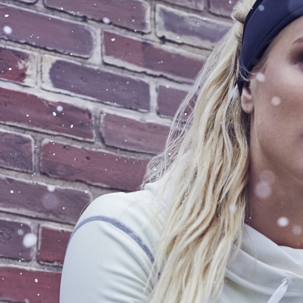 Блондинка в налобной повязке