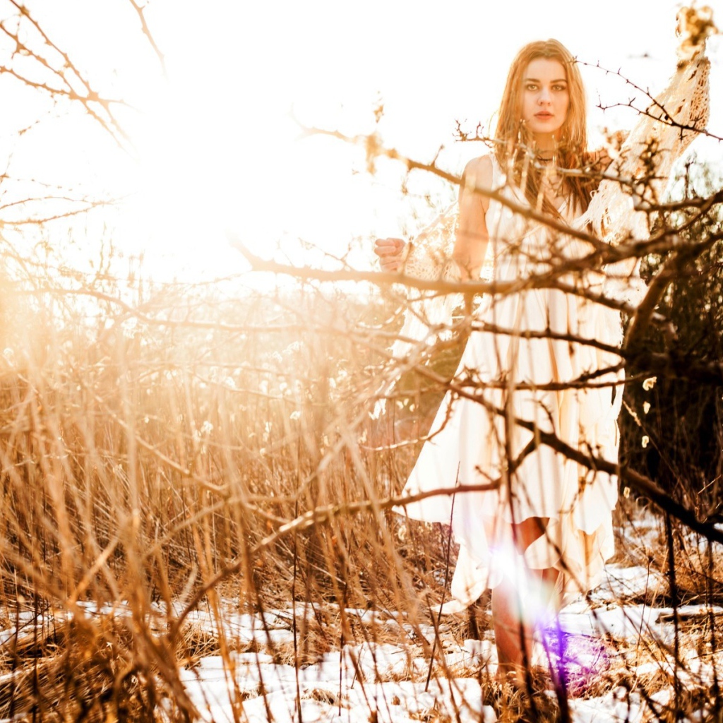 Блондинка в белом платье на снегу