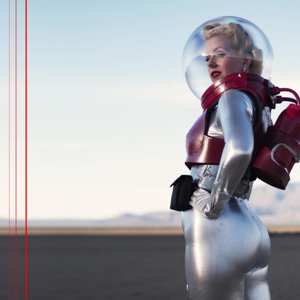 Блондинка в ретро скафандре