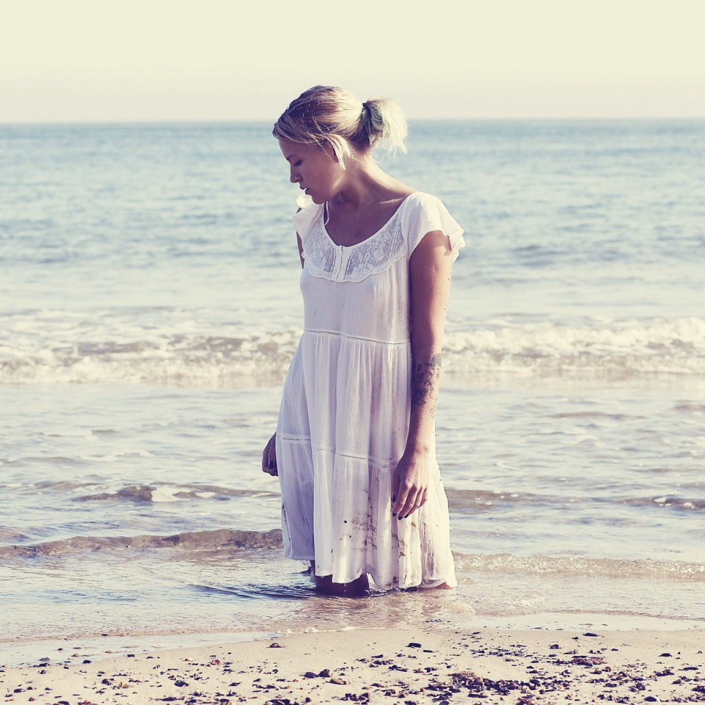 Блондинка стоит в воде