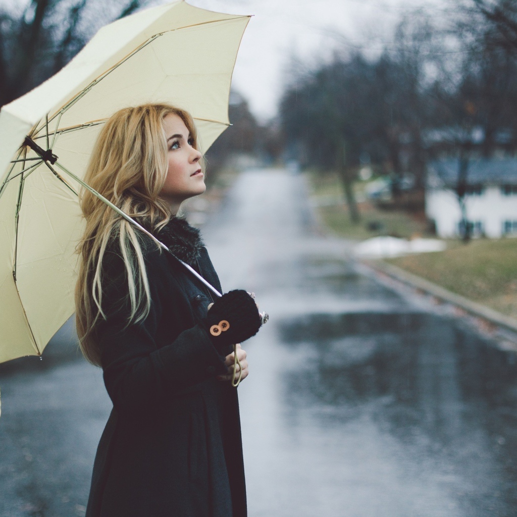 Блондинка под белым зонтом во время дождя