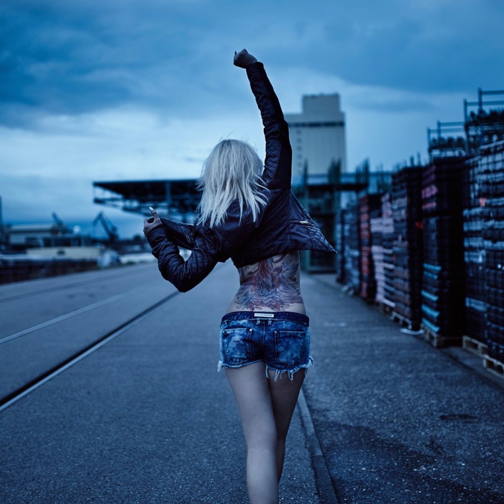 Блондинка гуляет по улице