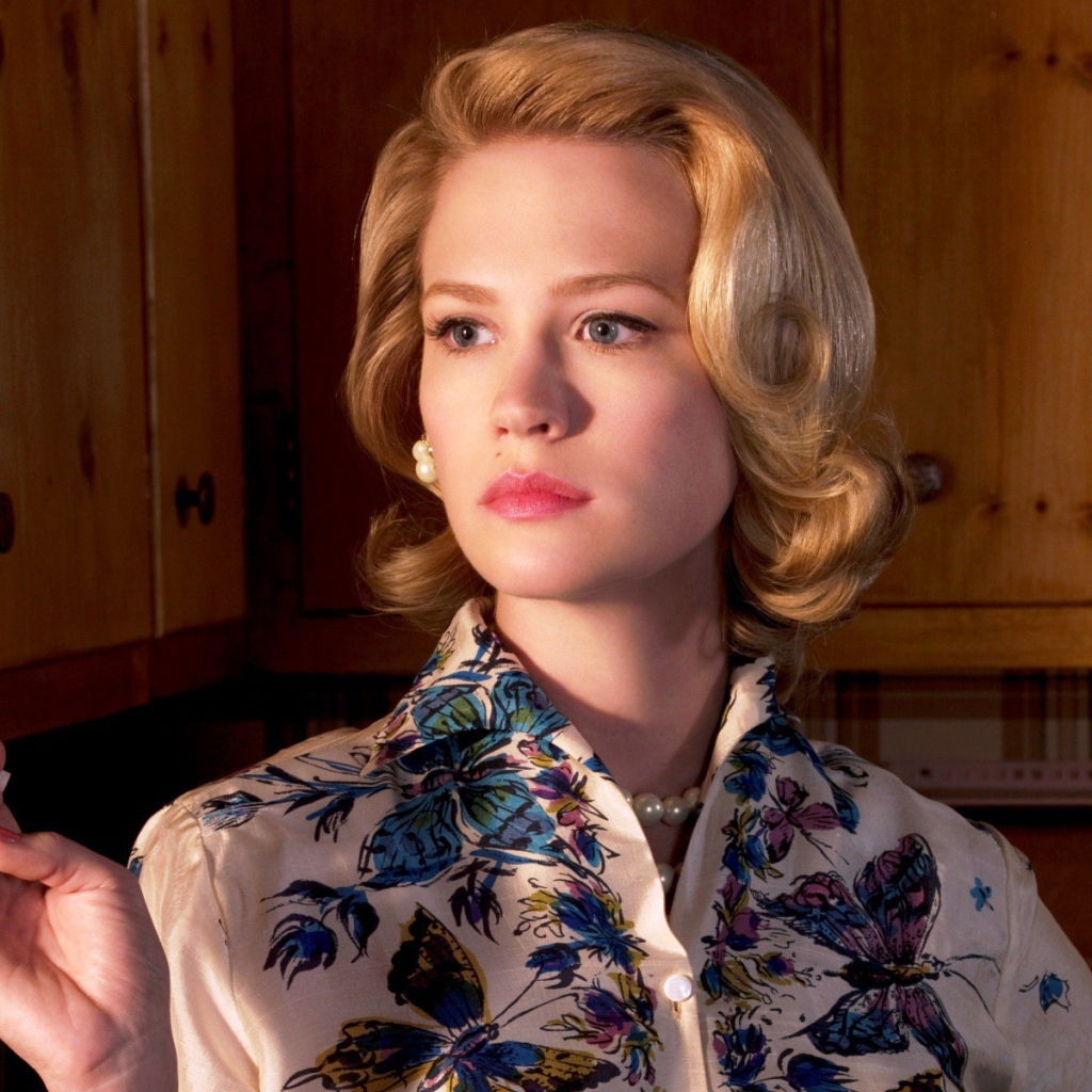 Блондинка с сигаретой в руке