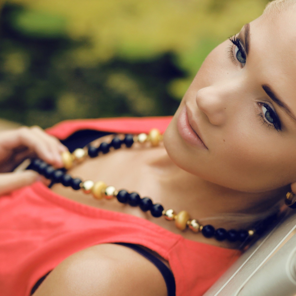 Блондинка с ожерельем на шее