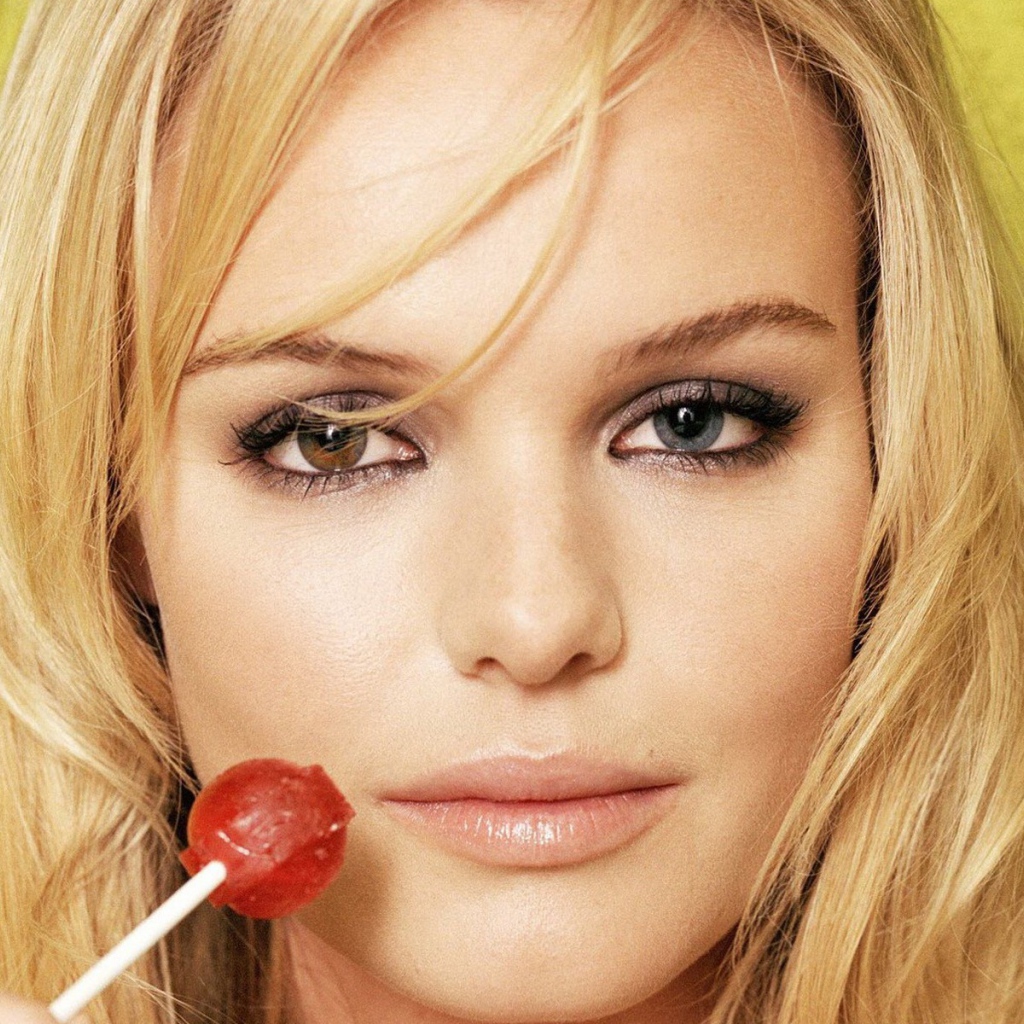 Блондинка с леденцом на палочке