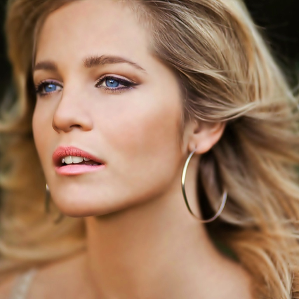 Голубоглазая блондинка с круглыми сережками в ушах