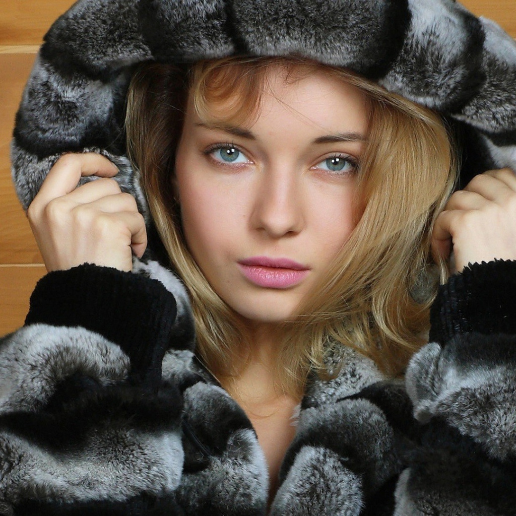 Голубоглазая девушка в черном меховом пальто