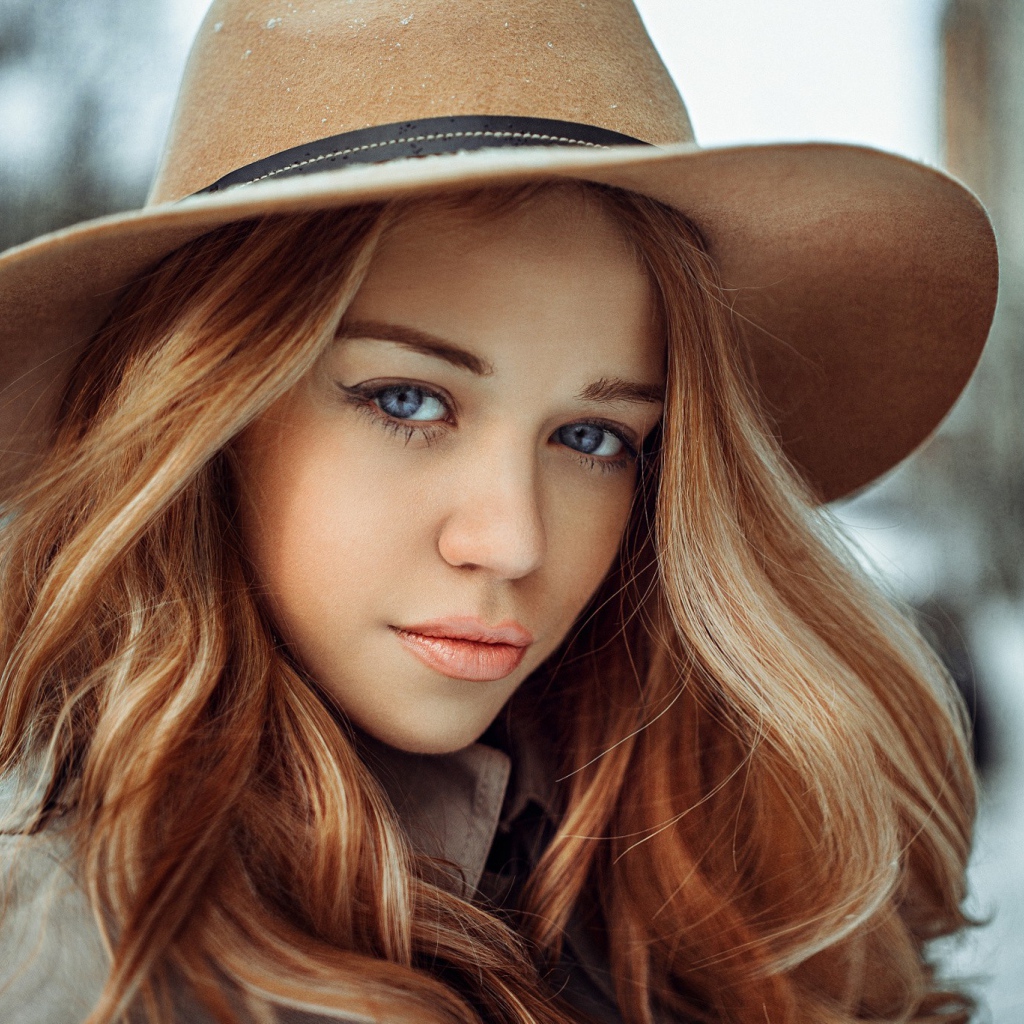 Голубоглазая девушка в коричневой ковбойской шляпе