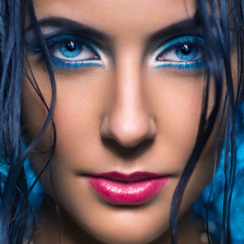 Голубой макияж девушки с голубыми волосами