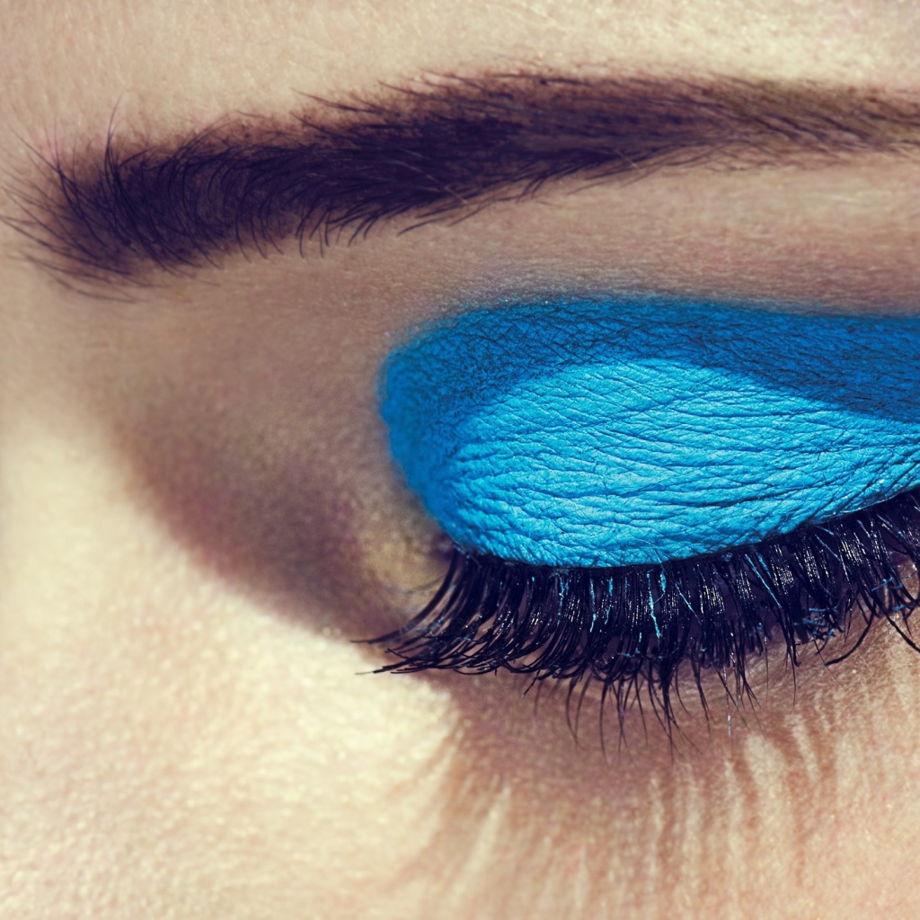 Голубые тени аккуратно нанесены на глаза