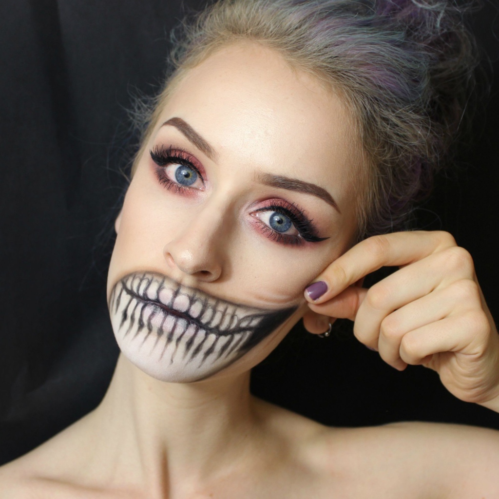 Бодиарт на лице девушки зубы