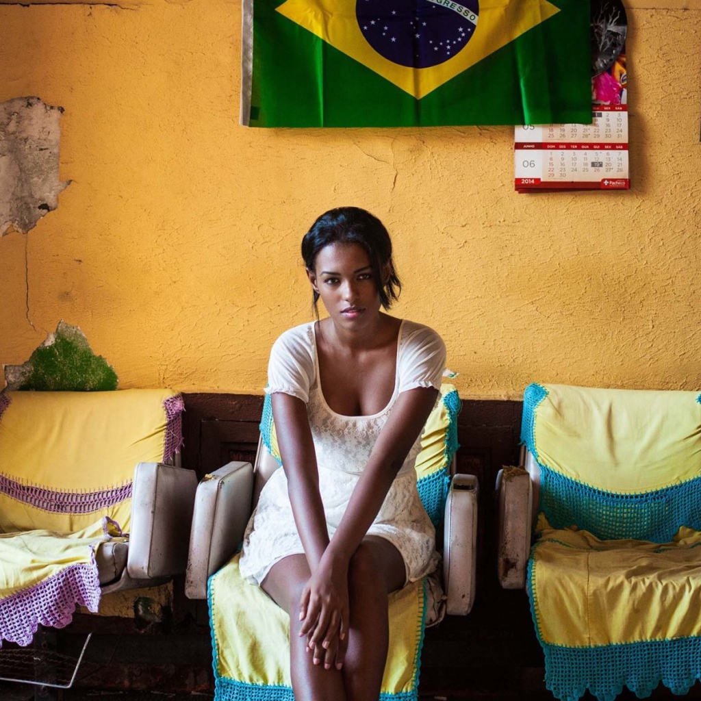 Бразильская девушка в своем доме
