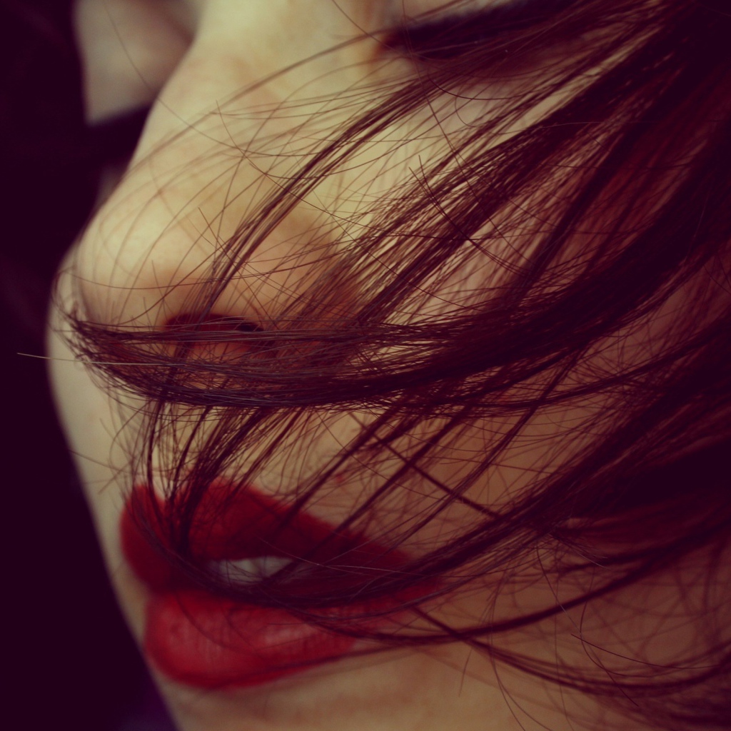 Каштановые волосы на лице у девушки