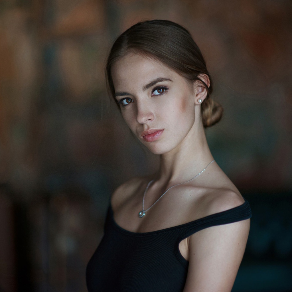 Брюнетка Виктория Лукина