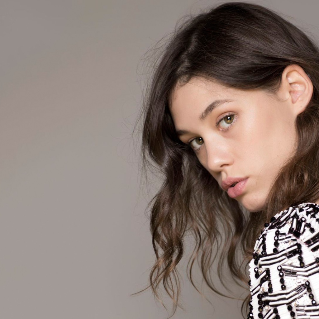 Девушка брюнетка Астрид Бергес