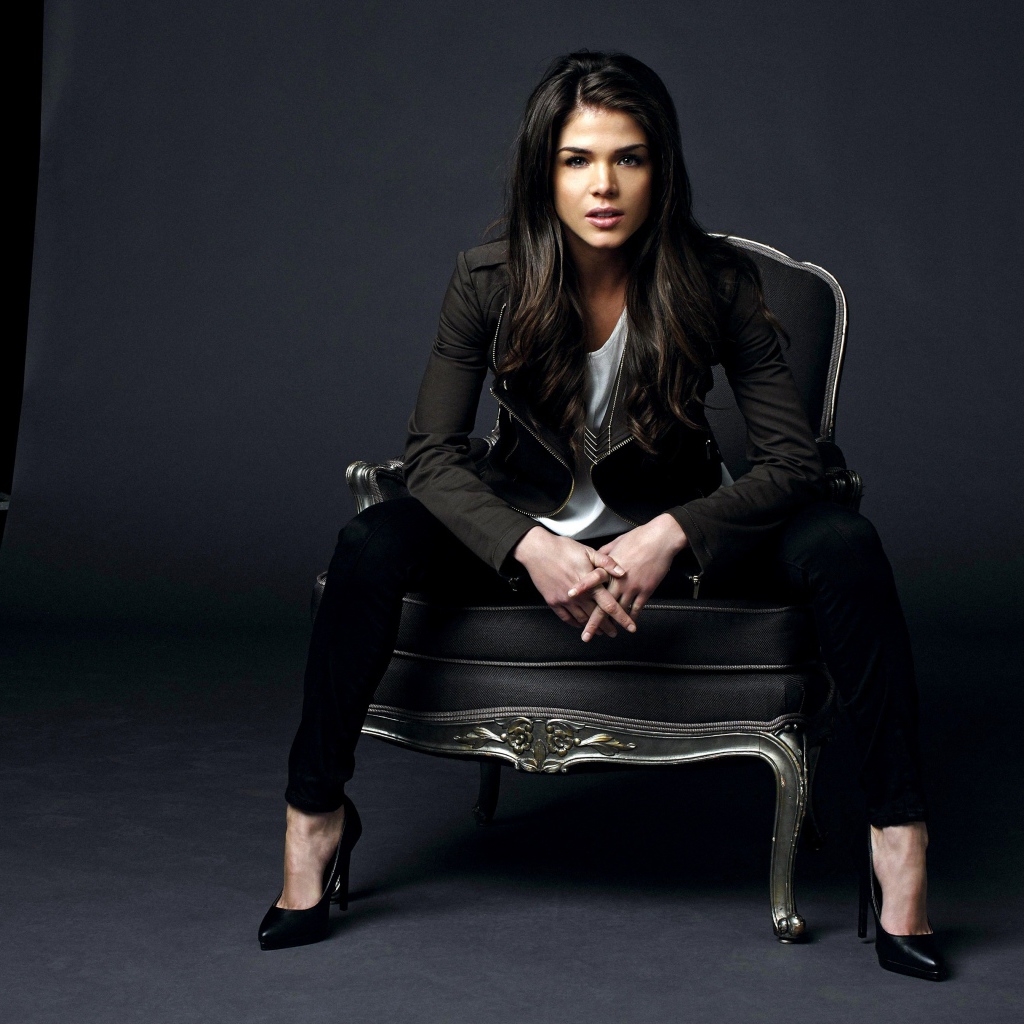 Девушка брюнтека Мария Авгеропулос